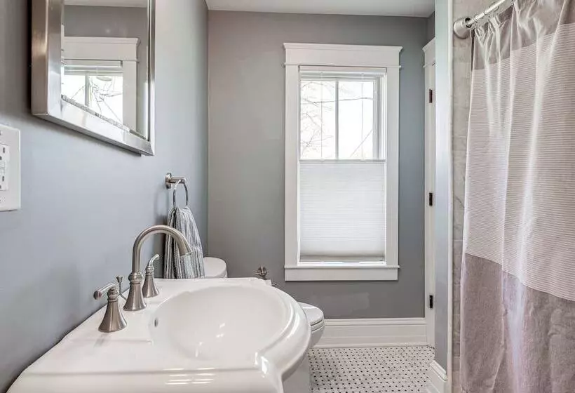 Elegant Saratoga Springs Stay: Walk To Town, Track