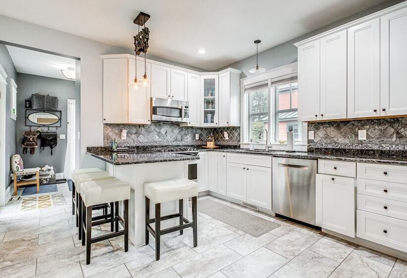 Elegant Saratoga Springs Stay: Walk To Town, Track