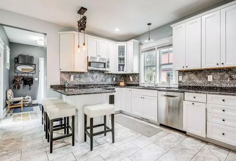 Elegant Saratoga Springs Stay: Walk To Town, Track