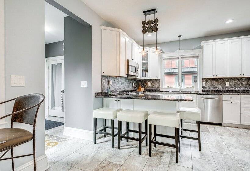 Elegant Saratoga Springs Stay: Walk To Town, Track