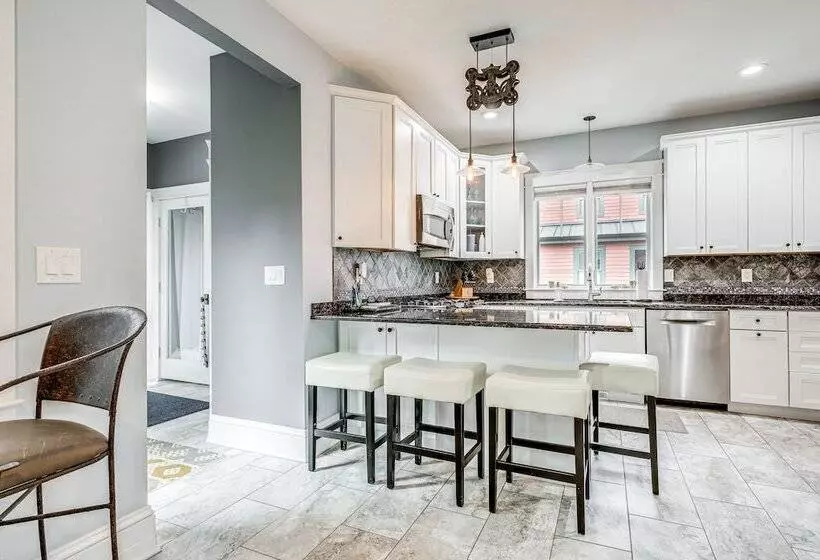 Elegant Saratoga Springs Stay: Walk To Town, Track