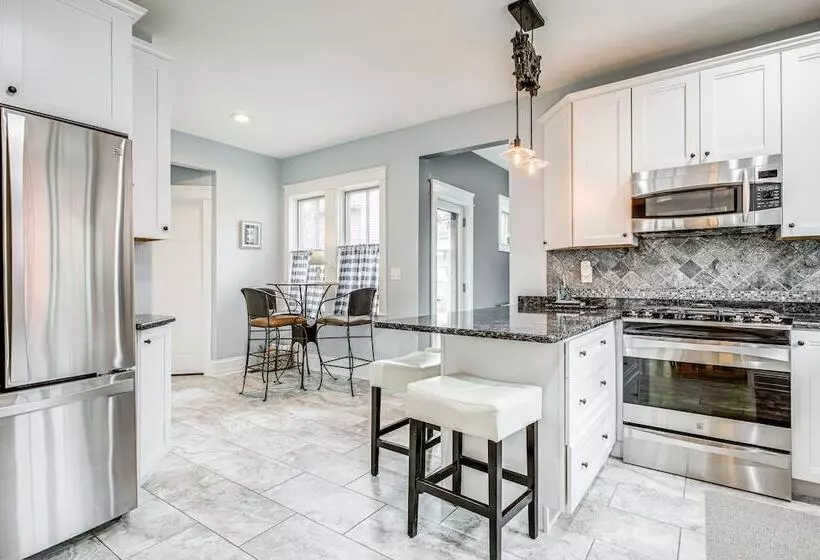 Elegant Saratoga Springs Stay: Walk To Town, Track