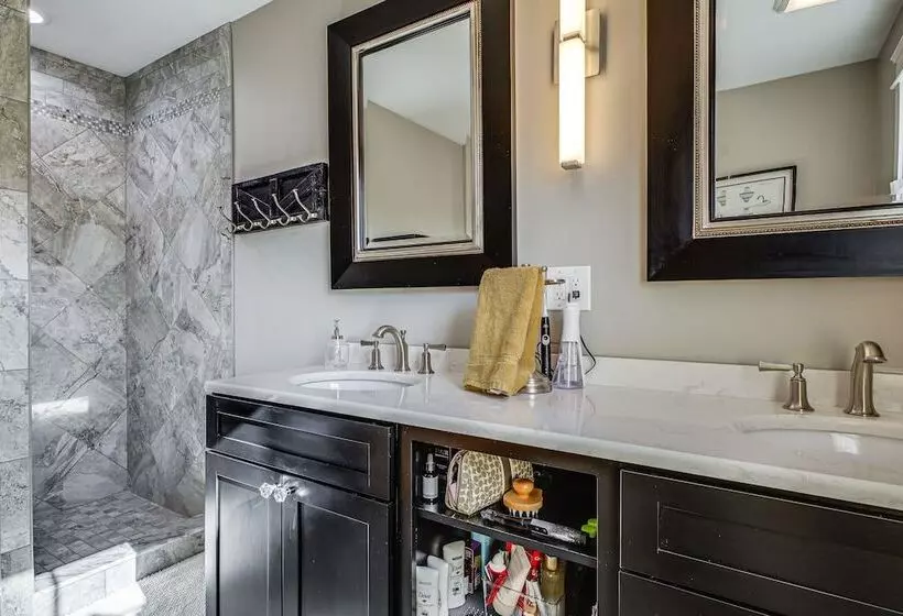 Elegant Saratoga Springs Stay: Walk To Town, Track