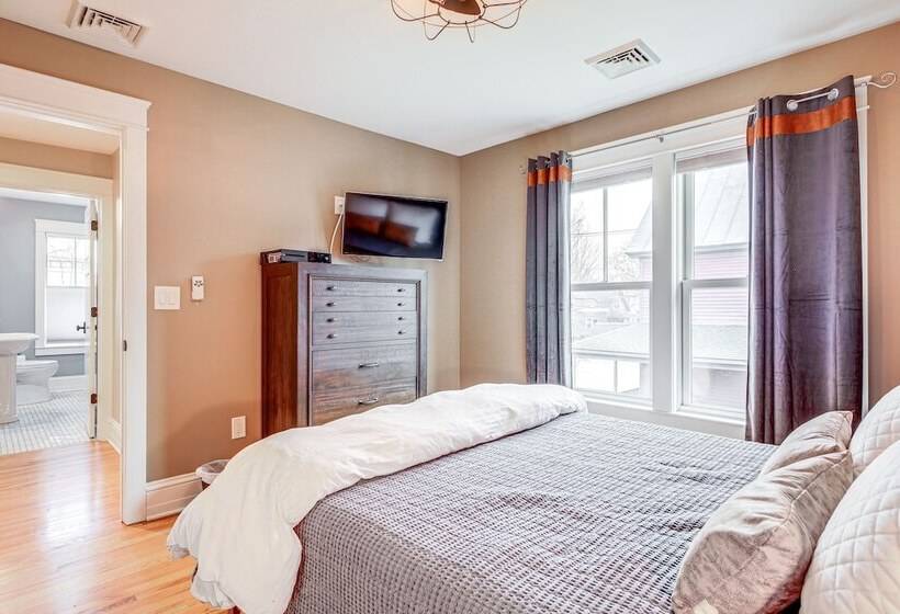 Elegant Saratoga Springs Stay: Walk To Town, Track