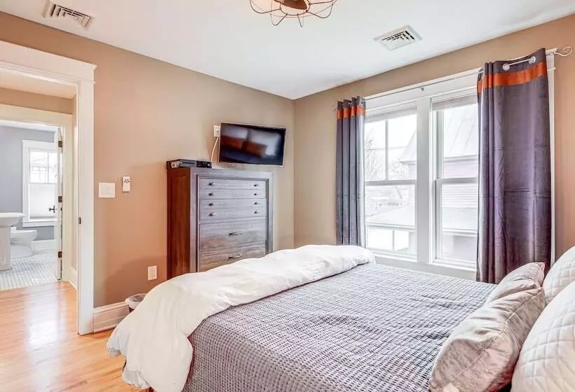 Elegant Saratoga Springs Stay: Walk To Town, Track