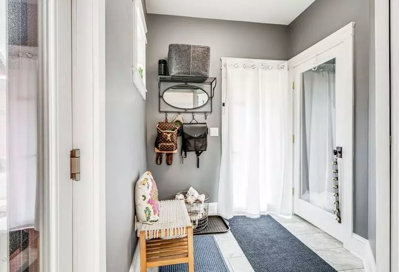 Elegant Saratoga Springs Stay: Walk To Town, Track