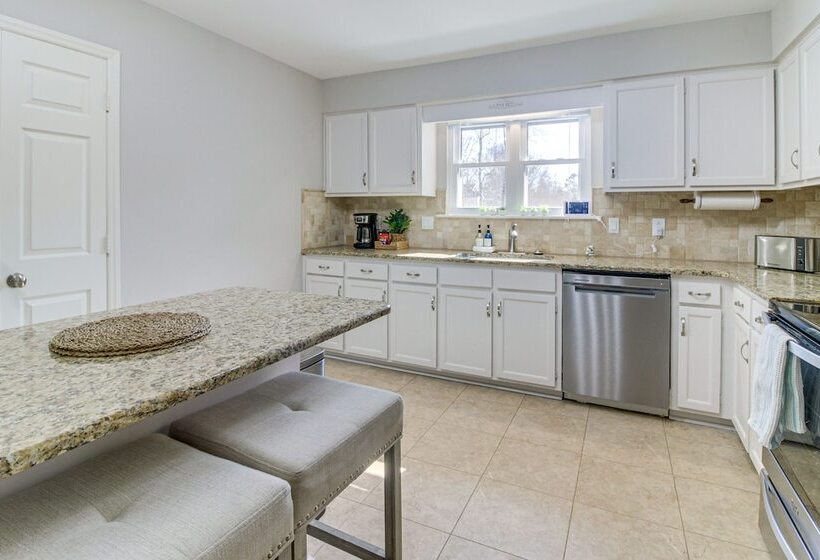 Lovely Charlotte Home W/ Yard: 9 Mi To Uptown!