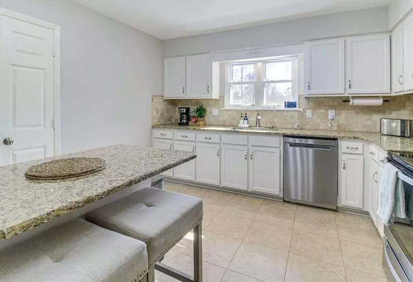 Lovely Charlotte Home W/ Yard: 9 Mi To Uptown!