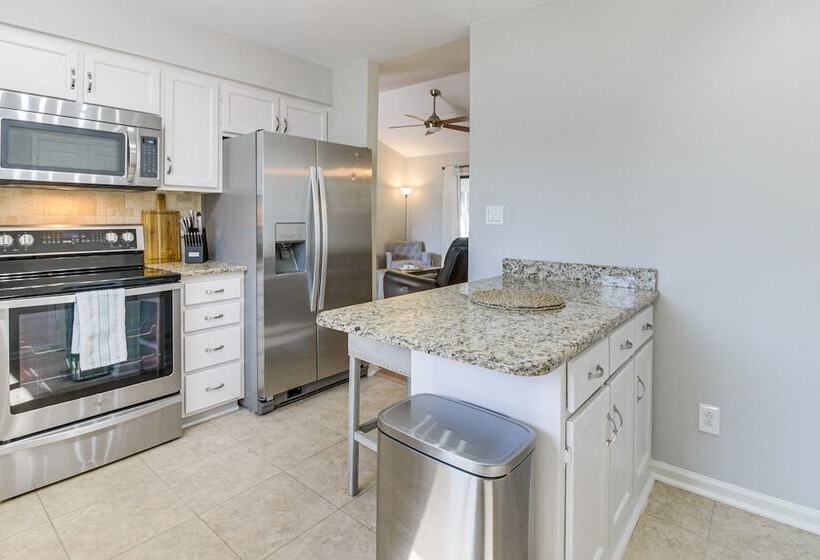 Lovely Charlotte Home W/ Yard: 9 Mi To Uptown!