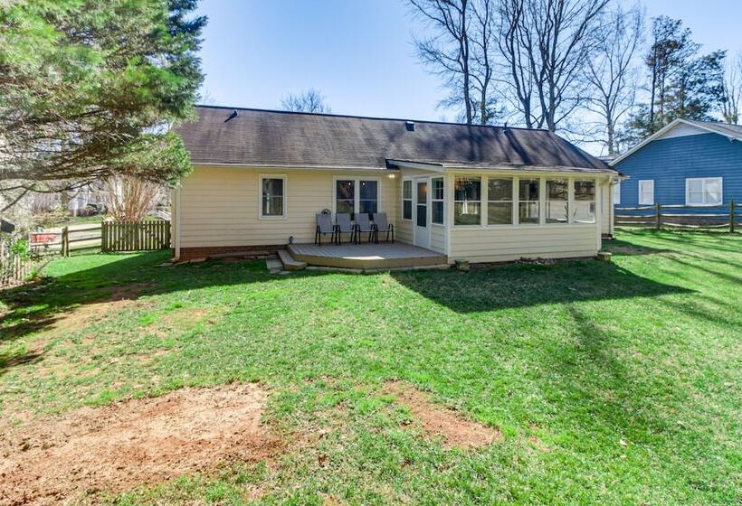 Lovely Charlotte Home W/ Yard: 9 Mi To Uptown!