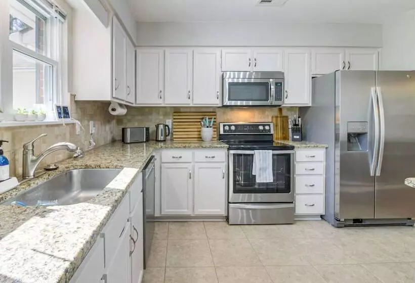 Lovely Charlotte Home W/ Yard: 9 Mi To Uptown!