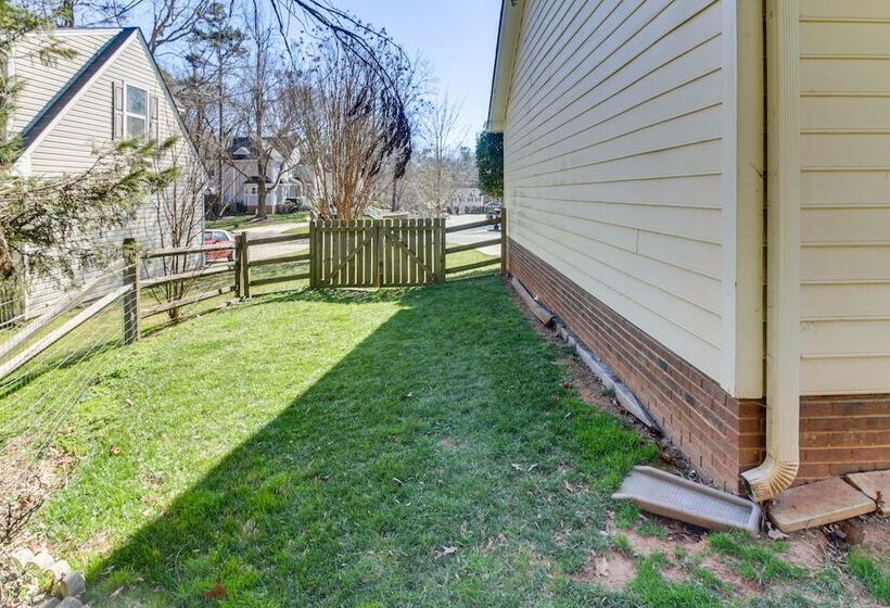 Lovely Charlotte Home W/ Yard: 9 Mi To Uptown!