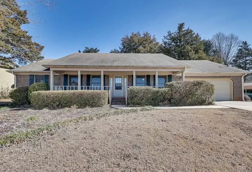 Lovely Decatur Home W/ Yard ~ 6 Mi To Town!