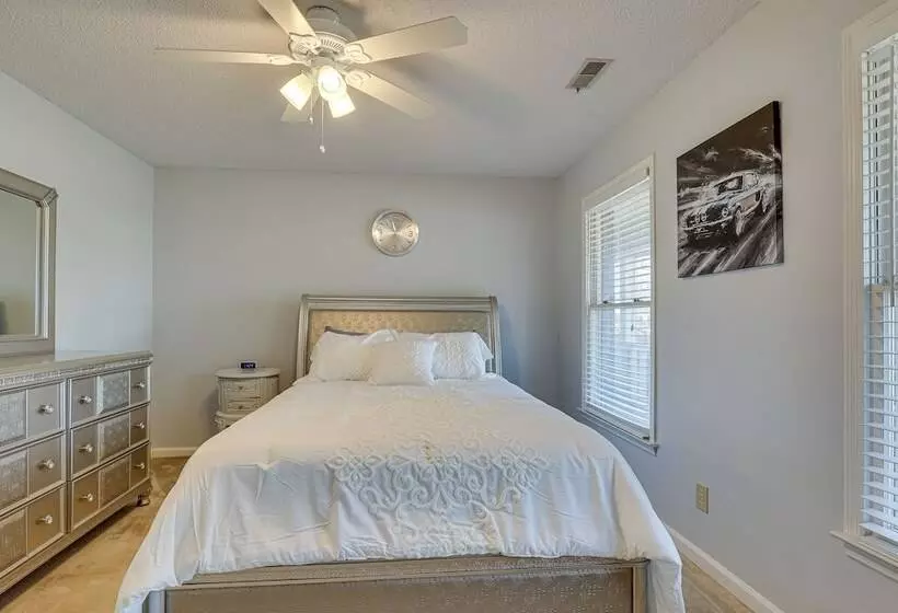 Lovely Decatur Home W/ Yard ~ 6 Mi To Town!