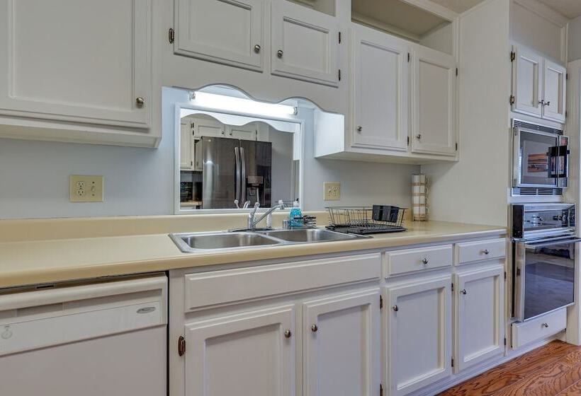 Lovely Decatur Home W/ Yard ~ 6 Mi To Town!