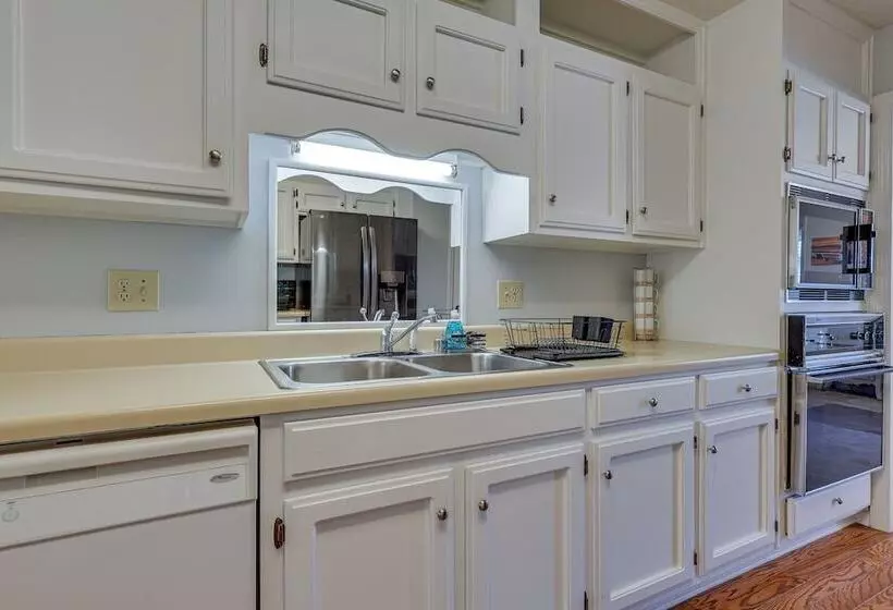 Lovely Decatur Home W/ Yard ~ 6 Mi To Town!