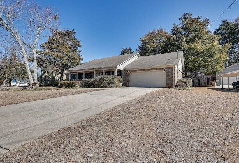 Lovely Decatur Home W/ Yard ~ 6 Mi To Town!