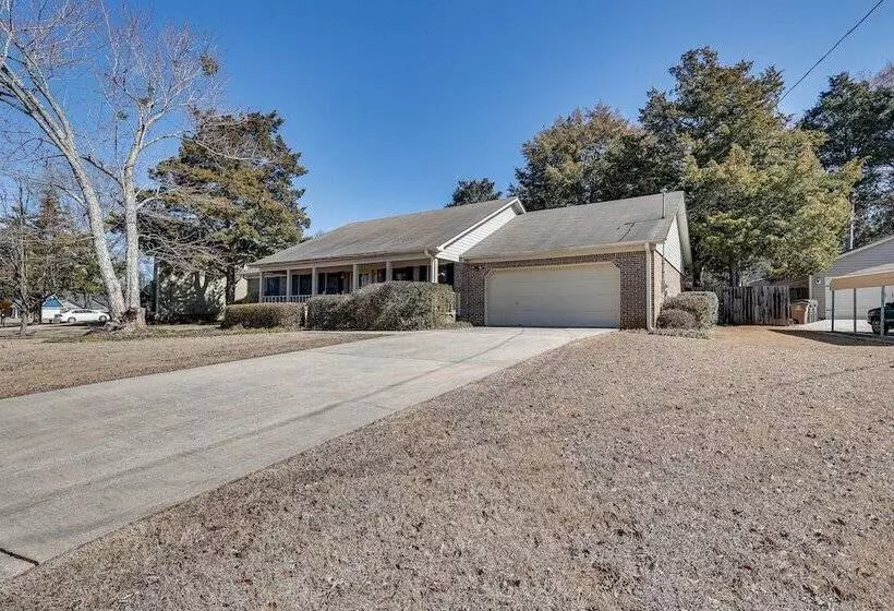 Lovely Decatur Home W/ Yard ~ 6 Mi To Town!