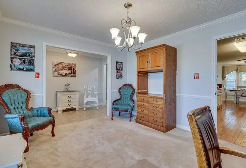 Lovely Decatur Home W/ Yard ~ 6 Mi To Town!