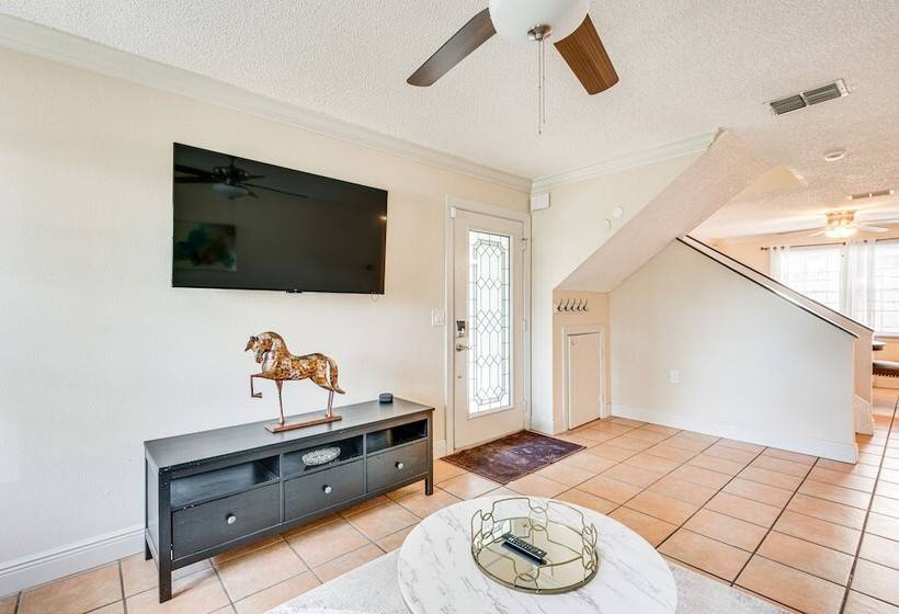 4 Mi To Busch Gardens: Lovely Tampa Home!