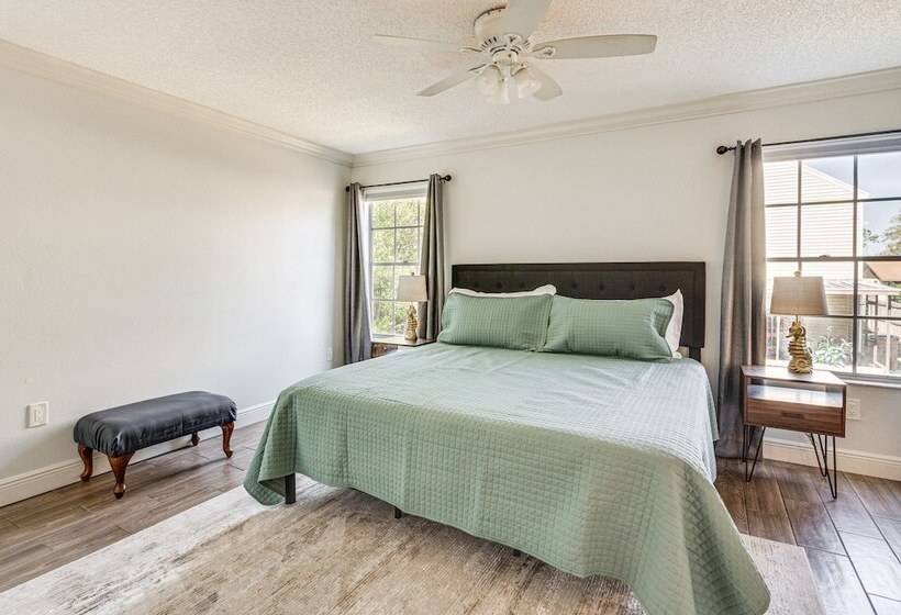 4 Mi To Busch Gardens: Lovely Tampa Home!