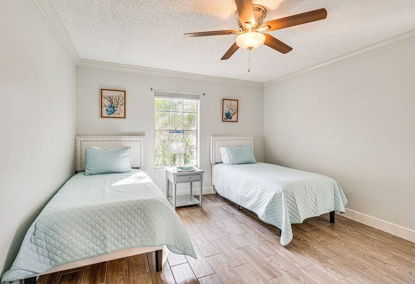 4 Mi To Busch Gardens: Lovely Tampa Home!