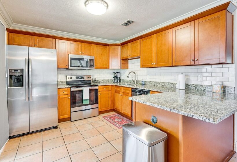 4 Mi To Busch Gardens: Lovely Tampa Home!