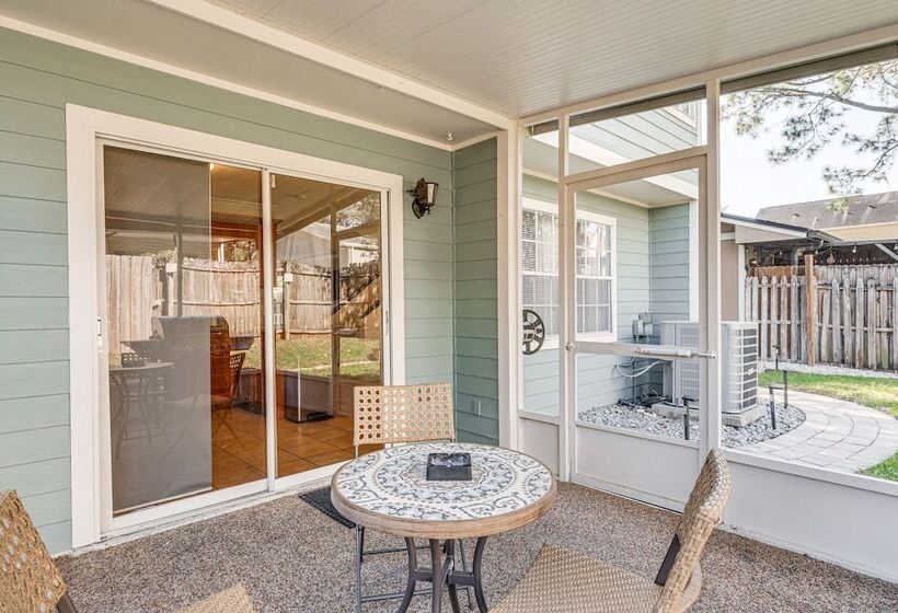 4 Mi To Busch Gardens: Lovely Tampa Home!