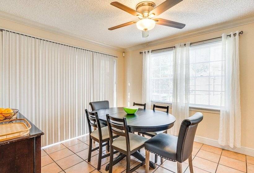 4 Mi To Busch Gardens: Lovely Tampa Home!