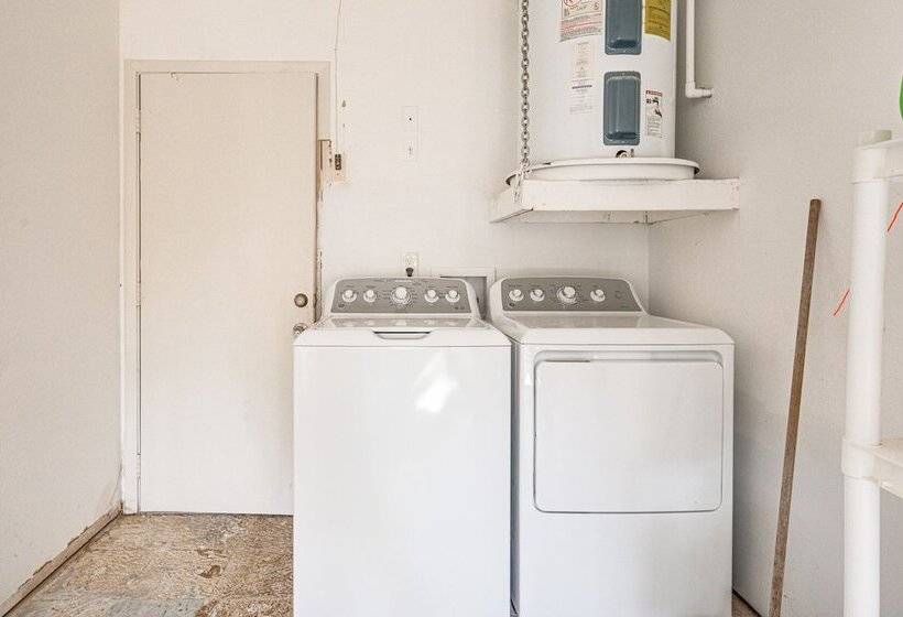 4 Mi To Busch Gardens: Lovely Tampa Home!