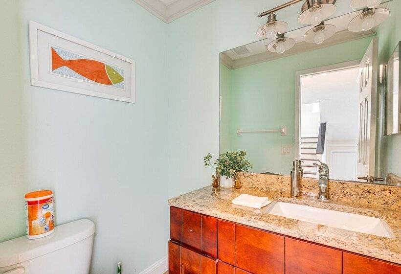 4 Mi To Busch Gardens: Lovely Tampa Home!