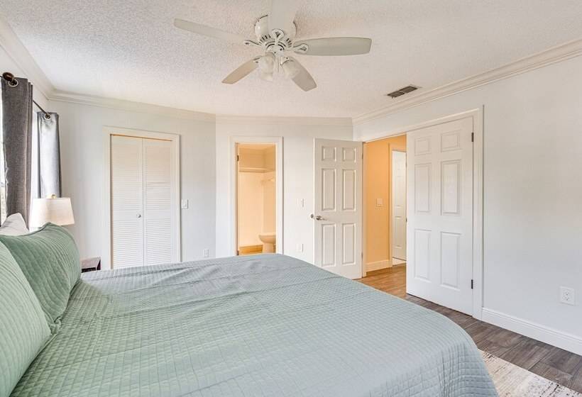 4 Mi To Busch Gardens: Lovely Tampa Home!