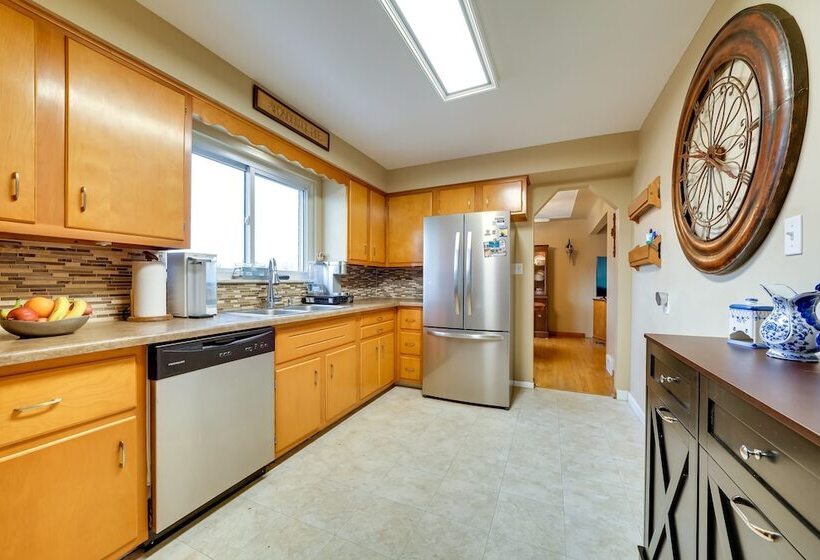 Lovely Valencia Home W/ Yard & Private Pool!