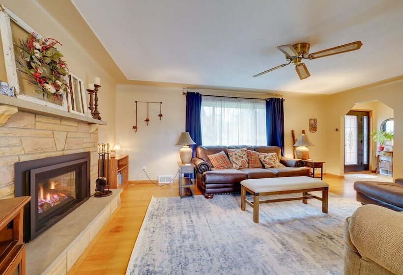 Lovely Valencia Home W/ Yard & Private Pool!