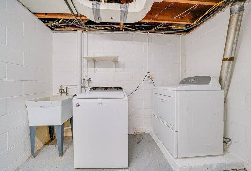 Lovely Valencia Home W/ Yard & Private Pool!