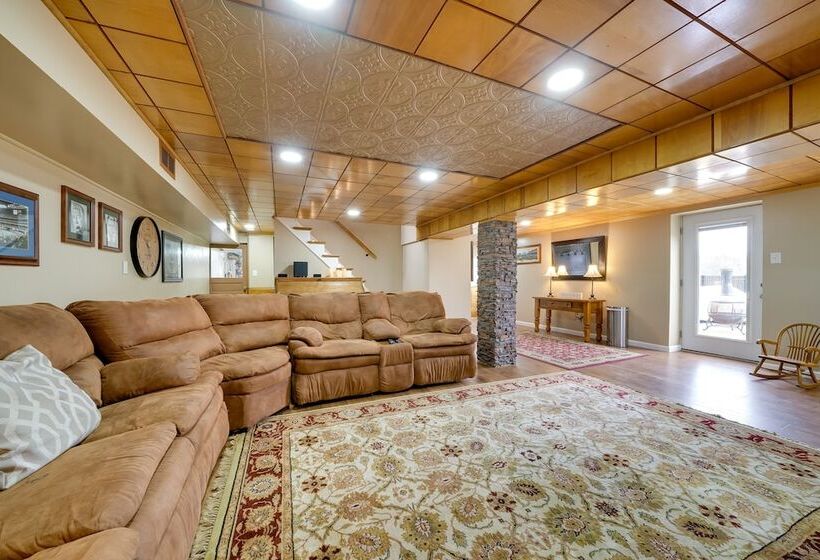 Lovely Valencia Home W/ Yard & Private Pool!