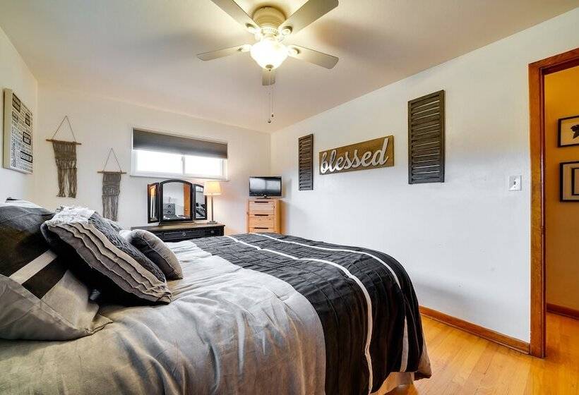 Lovely Valencia Home W/ Yard & Private Pool!