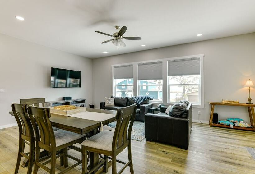 Modern Rockport Home: 6 Mi To Beach!