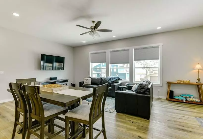 Modern Rockport Home: 6 Mi To Beach!