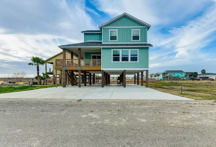 Modern Rockport Home: 6 Mi To Beach!