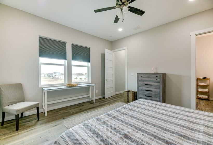 Modern Rockport Home: 6 Mi To Beach!