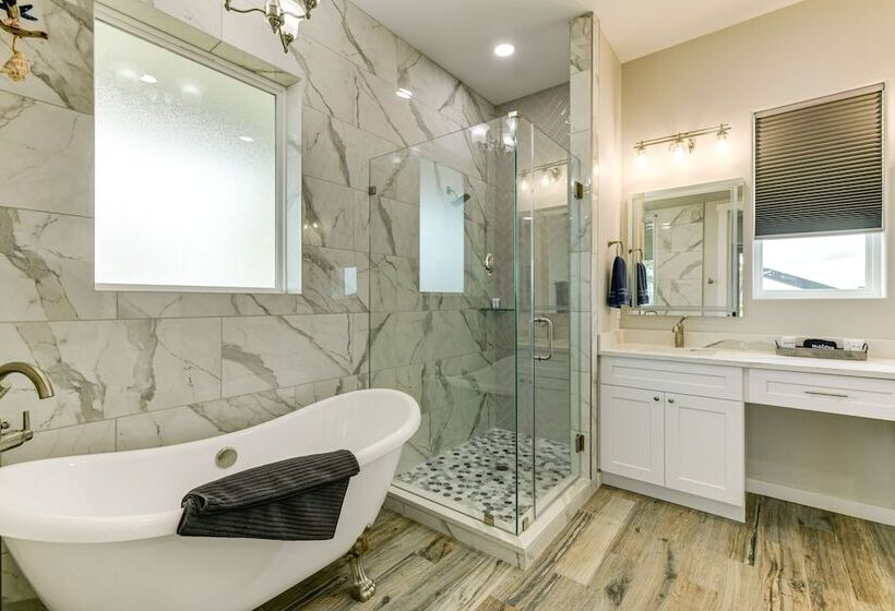 Modern Rockport Home: 6 Mi To Beach!