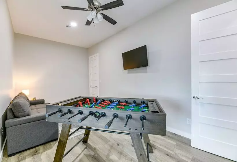 Modern Rockport Home: 6 Mi To Beach!