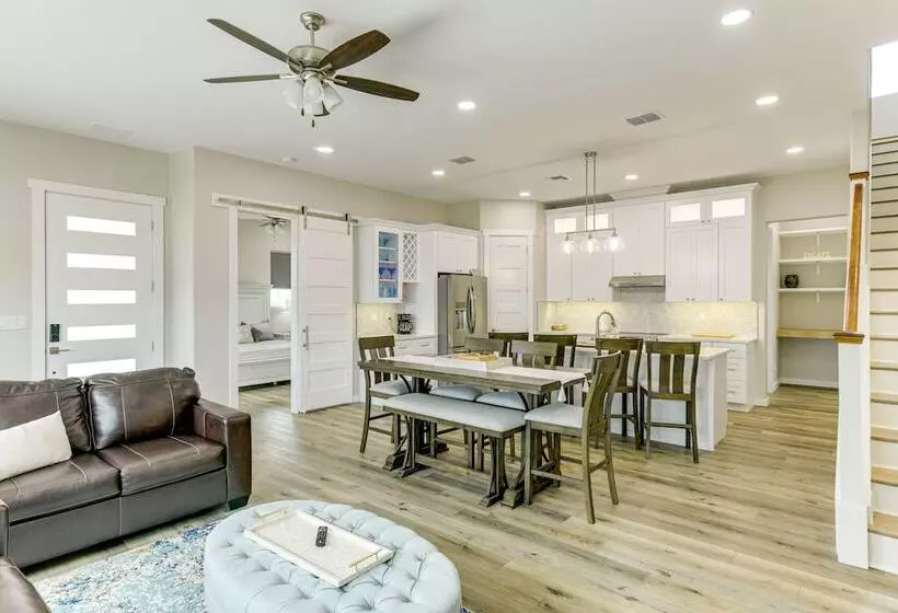 Modern Rockport Home: 6 Mi To Beach!