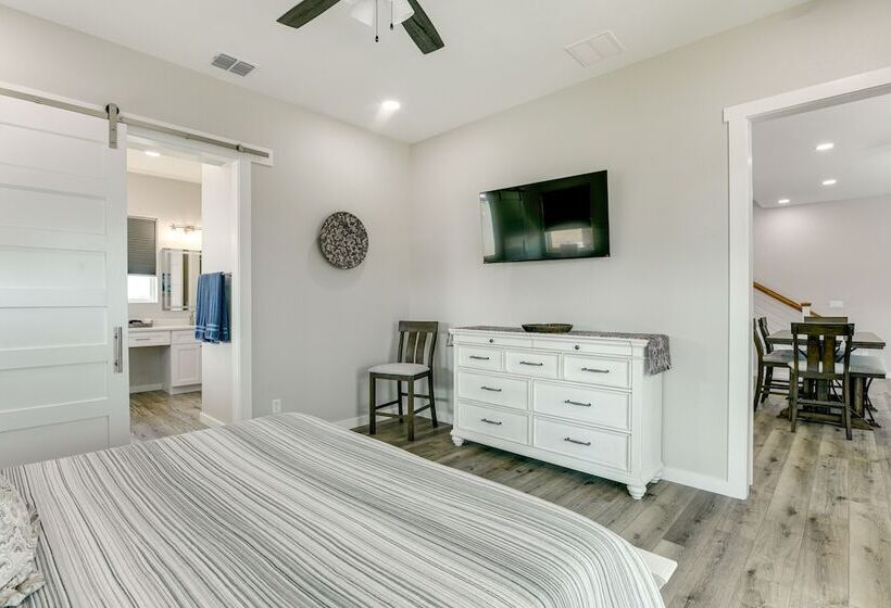 Modern Rockport Home: 6 Mi To Beach!