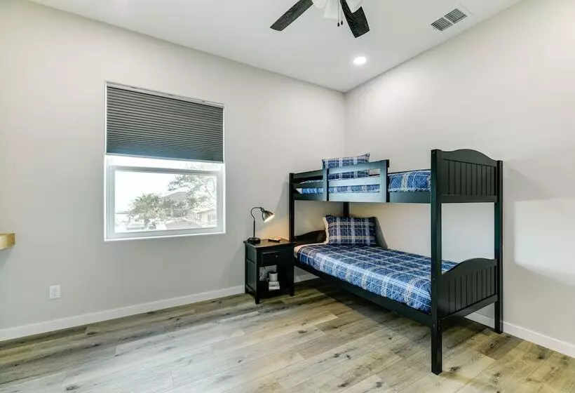 Modern Rockport Home: 6 Mi To Beach!