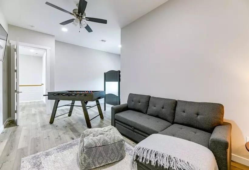 Modern Rockport Home: 6 Mi To Beach!