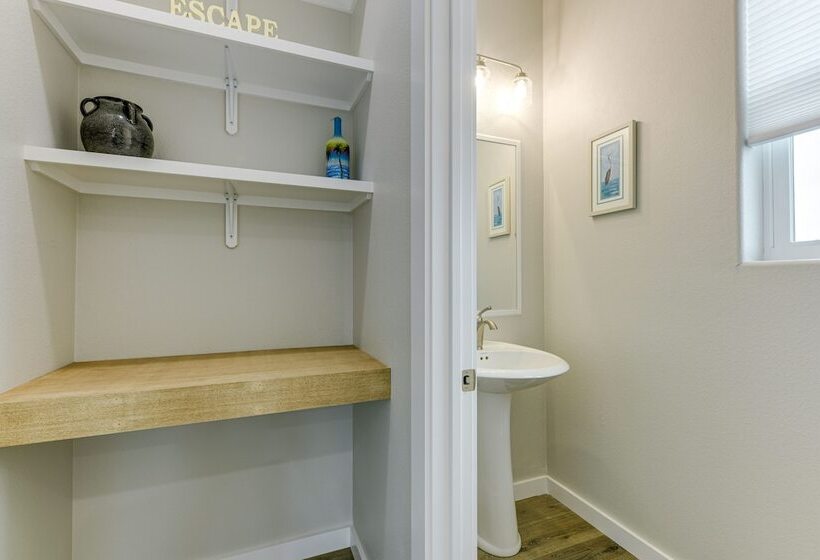 Modern Rockport Home: 6 Mi To Beach!