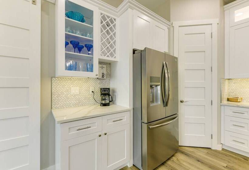 Modern Rockport Home: 6 Mi To Beach!