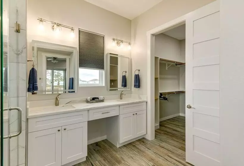 Modern Rockport Home: 6 Mi To Beach!